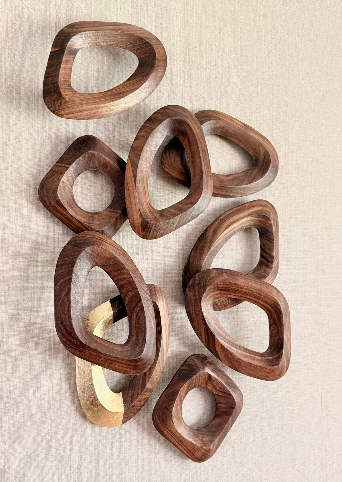 Foss Starterset — modulaire wandobjecten in walnoothout door Nadine Smeding